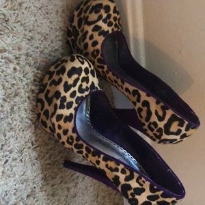 BEBE LEOPARD PUMPS!!